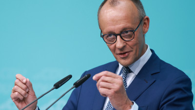 Merz numa conferência de imprensa no final da reunião da direção da CDU.
