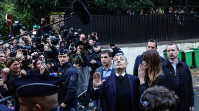 Nicolas Sarkozy em Paris, na manifestação de apoio que convocou antes de se dirigir para a prisão de La Santé.
