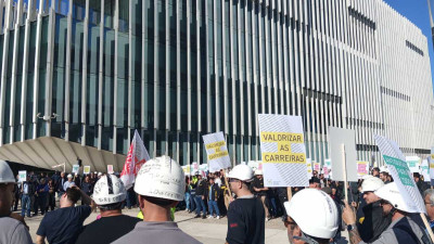 Trabalhadores da EDP manifestam-se à porta da sede da empresa.