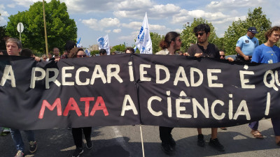 Faixa "A precariedade é que mata a ciência"