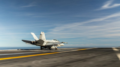 Caça levanta voo do porta-aviões USS Gerald R. Ford