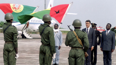 O Primeiro Ministro português, Aníbal Cavaco Silva, é recebido pelo presidente guineense, João Bernardo Nino Vieira, no aeroporto de Bissau, no início da visita a 24 de Novembro de 1990. 