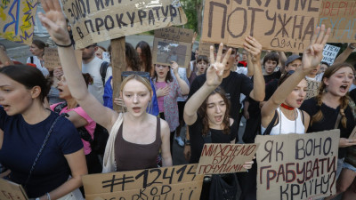 Manifestação em Kiev em julho contra a lei que limitava a independência da investigação anti-corrupção.
