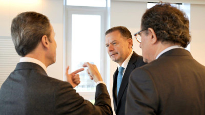 Luís Montenegro e o ministro da Economia e Coesão Territorial, Castro Almeida, na cerimónia do AICEP em Sines.