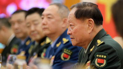 Zhang Youxia fala durante uma reunião com o ministro da Defesa vietnamita