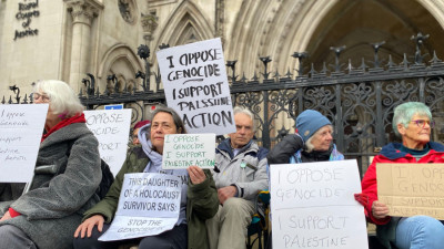 Apoiantes do Palestine Action à porta do tribunal.