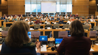 Maria a Paz Campos Lima e Catarina Martins na sessão em Bruxelas com ativistas sindicais e de CT