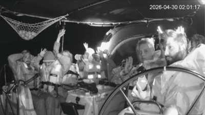 Momento em qu eum dos barcos da flotilha é abordado por militares israelitas no Mediterrâneo