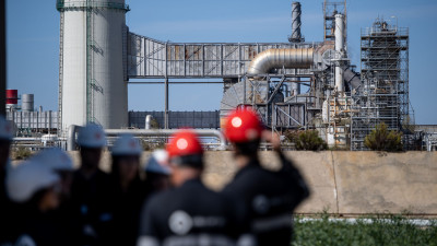 Trabalhadores da Galp na refinaria de Sines.