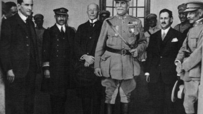 Membros do 1º governo da ditadura. Da esquerda para a direita: António Oliveira Salazar, José Mendes Cabeçadas, Jorge Mendes dos Remédios, Manuel Gomes da Costa, Manuel Rodrigues Júnior é Óscar Fragoso Carmona. Foto publicada na página Memorial aos Presos e Perseguidos Políticos