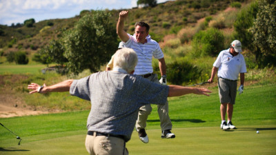 alegria no campo de golfe
