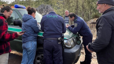 Militares da GNR durante uma ação das comunidades de Covas do Barroso e Romainho para suspender os trabalhos de prospeção em fevereiro de 2025