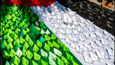 barcos de papel formam bandeira da Palestina