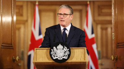 Primeiro-ministro britânico Keir Starmer em conferência de imprensa na sequência do esfaqueamento de dois homens judeus em Golders Green, no norte de Londres.