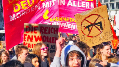 Manifestação estudantil antimilitarista em março em Berlim.