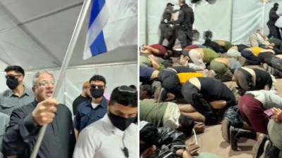 Capturas de ecrã do vídeo puplicado pelo próprio Itamar Ben-Gvir, ministro da segurança interna de Israel, no momento em que os activistas da flotilha estavam a ser humilhados e maltratados.
