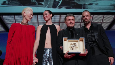 Tilda Swinton (fez a entrega do prémio) com a atriz norueguesa Renate Reinsve, o realizador Cristian Mungiu e o ator estadunidense Sebastian Stan.