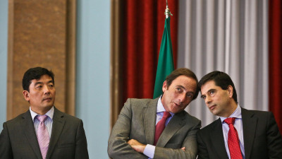 Paulo Portas, Vítor Gaspar e Cao Guangjing, presidente da CTG, vice-governador de Hubei e ex-suplente do Comité Central do Partido Comunista Chinês, na assinatura do acordo de venda.