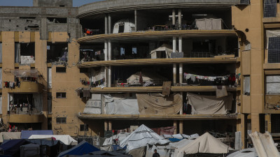 Após a destruição das instalações da Universidade Al Azhar, na cidade de Gaza, foram montadas tendas para famílias palestinianas deslocadas.