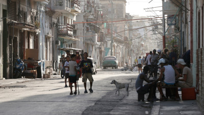 Crianças caminham por uma rua em Havana, Cuba,