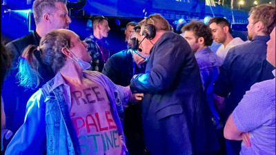 Ativista detido pelos seguranças da Eurovisão