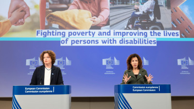 A porta-viz da Comissão Europeia Eva Hrncirova e a comissária Roxana Mînzatu, com a pasta dos direitos sociais e qualificações, na apresentação da estratégia europeia anti-pobreza