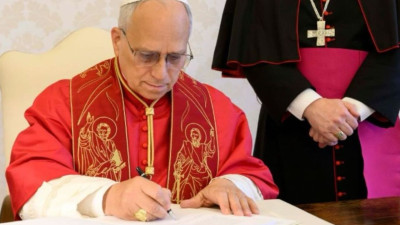 Papa Leão XIV assina a primeira encíclica do seu papado.