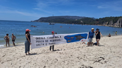 Bloco de Esquerda/Setúbal esteve na praia de Albarquel este domingo para denunciar a tentativa de privatização desta e outras praias próximas. 