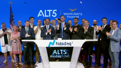 Donald Trump Jr e Eric Trum na abertura da bolsa em 2025.