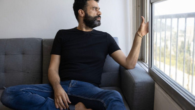 Ahmad Khalifa com uma pulseira eletrónica durante a prisão domiciliária, Haifa, Israel, 4 de junho de 2024