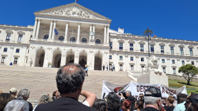 Concentração de trabahadores da Lusa em frente ao Parlamento