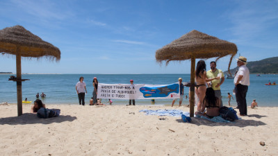 Ação do Bloco na praia de Albarquel