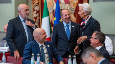 A presidente do BCE Christine Lagarde com Álvaro Santos Pereira e outros governadores de bancos centrais em outubro de 2025.