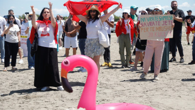 Manifestantes entoam slogans na zona onde está previsto o projeto de um resort costeiro ligado a Jared Kushner, genro do presidente dos EUA Donald Trump, perto de Vlorë, na Albânia, a 6 de junho.