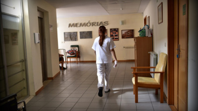 trabalhadora numa Estrutura Residencial para Pessoas Idosas