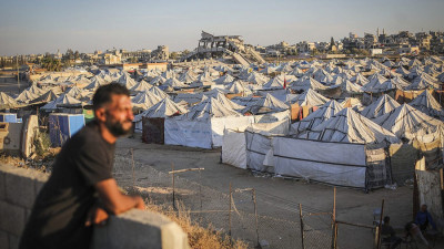 Palestinianos deslocados fotografados junto às suas tendas na cidade de Gaza, a 1 de junho de 2026.