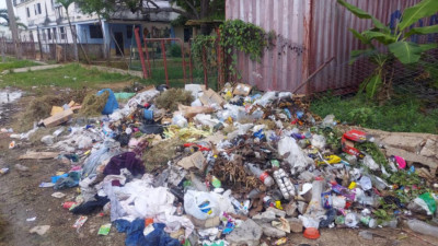 Lixo amontoado nas ruas de Matanzas, Cuba.