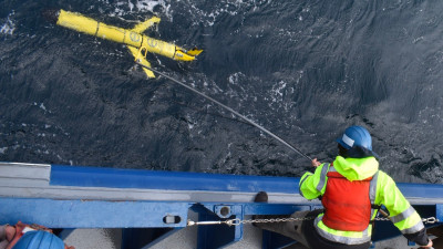 Recuperação de um planador submarino no Mar de Irminger por uma missão da científica da Ocean Observatories Initiative.
