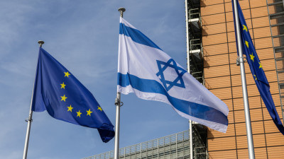 Bandeiras da UE e Israel em frente a edifício da UE em Bruxelas