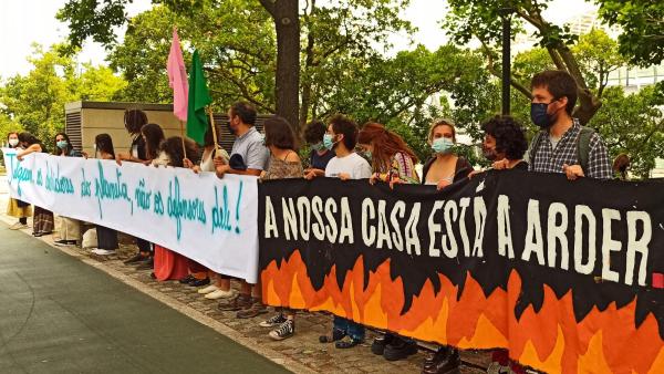 Ambientalistas em concentração de solidariedade para com os detidos. Foto: Climáximo.