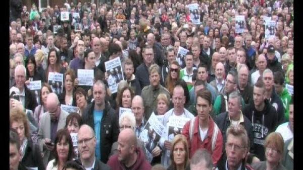 Milhares manifestam-se em Belfast pela libertação de Gerry Adams