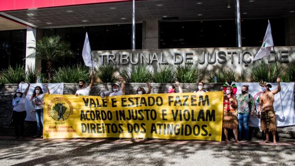Afetados pelo colapso da barragem do Brumadinho protestam contra acordo entre estado de Minas Gerais e Vale. Foto de Movimento dos Atingidos por Barragens.