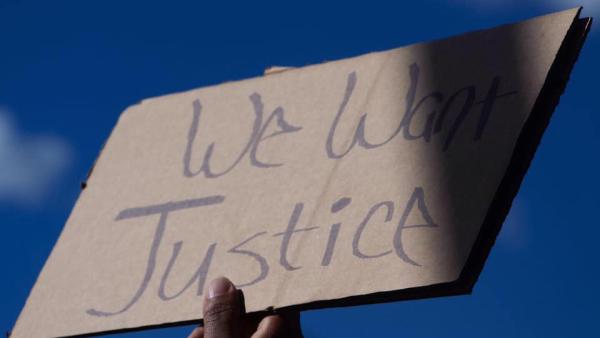 Cartaz a exigir justiça. Foto do Facebook do DSA de Nova Iorque.