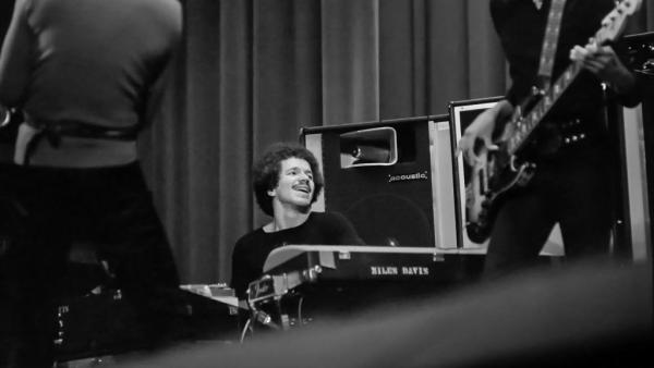 Keith Jarrett tocando na banda de Miles Davis. Foto: JPRoche, CC BY-SA 4.0 <https://creativecommons.org/licenses/by-sa/4.0>, via Wikimedia Commons
