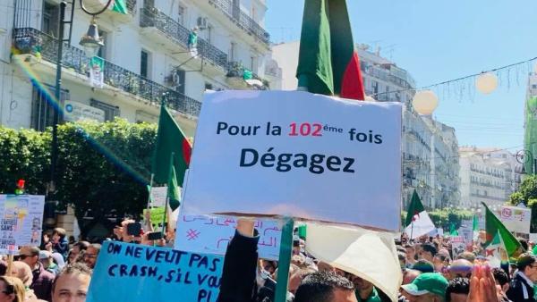 "Pela centésima segunda vez: Fora!". Cartaz faz alusão ao artigo 102 da Constituição argelina. Foto de Nesrine Kheddache