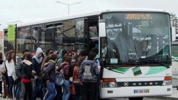 Autocarro sobrelotado da Mafrense. Foto do Bloco de Esquerda de Sintra.
