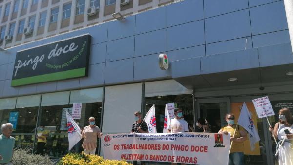 Trabalhadores numa ação contra o banco de horas no Pingo Doce. Foto: CESP/Facebook.