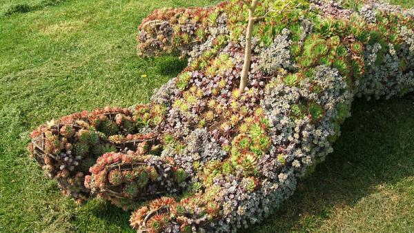 Escultura verde em Brighton da autoria de Kathryn Jordan e Cliff Wright. Foto de Dominic Alves/Flickr.