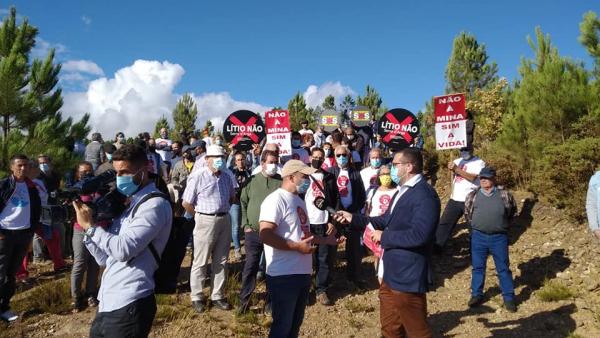 Protesto contra a mina de lítio a céu aberto em Montalegre. Foto de Montalegre Com Vida/Facebook.