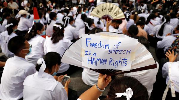 Estudantes tailandeses protestam por uma reforma escolar 